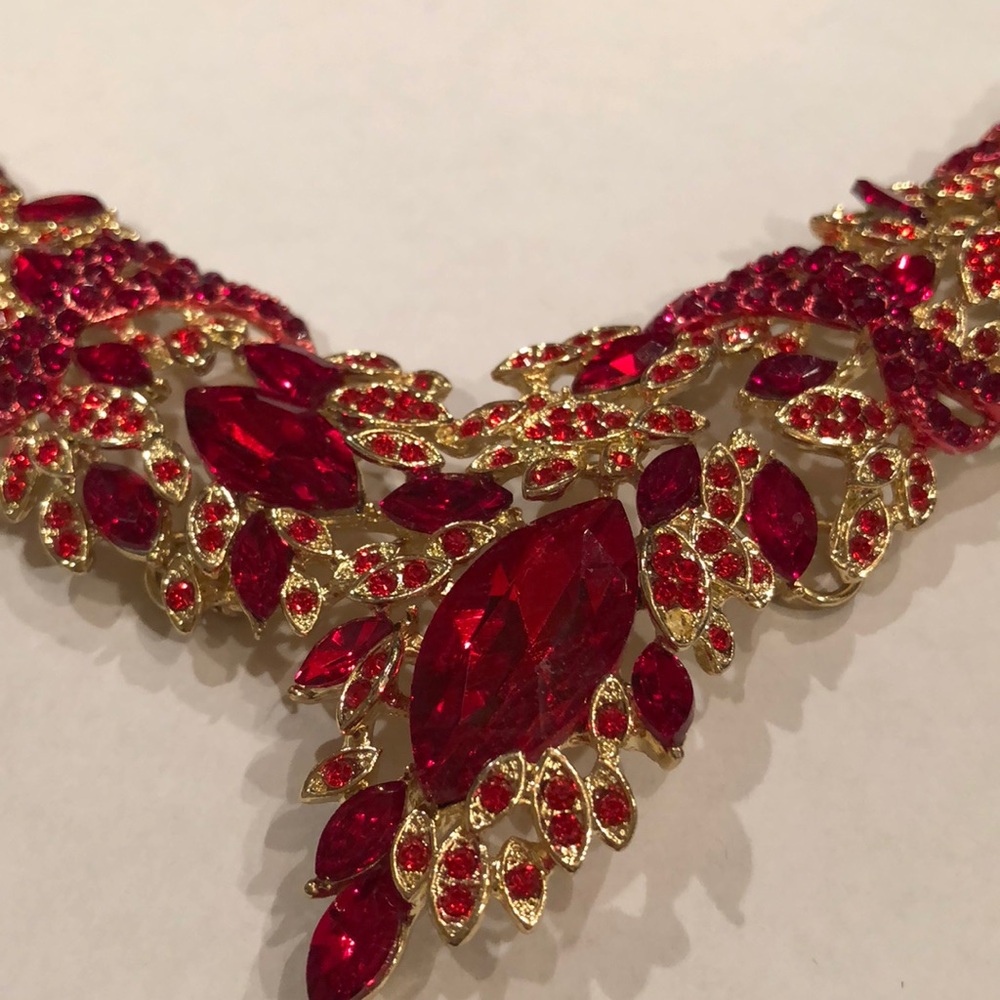 Stunning statement necklace red with gold